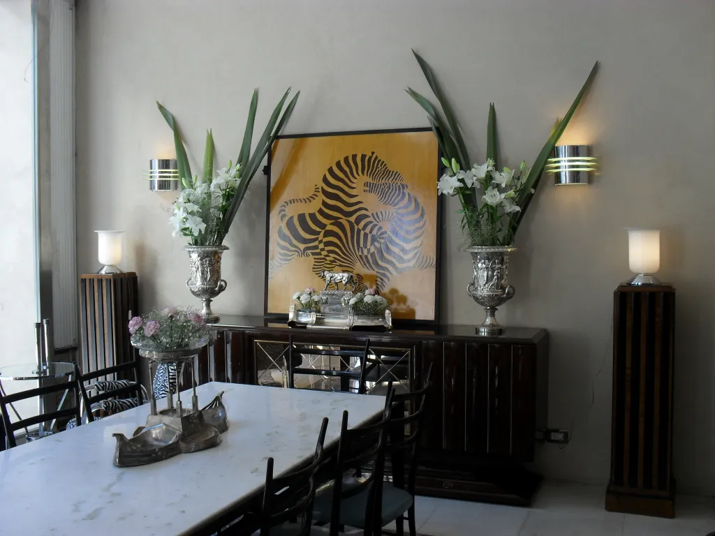 apliques antiguos con un diseño elegante y flores decorativas