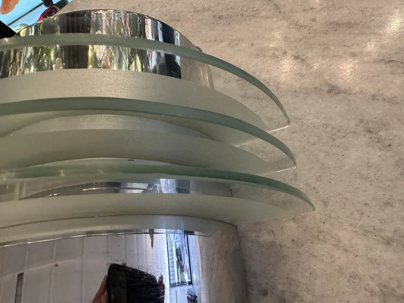 Par de luminárias antigas com design curvado e vidro. Ambiente acolhedor.