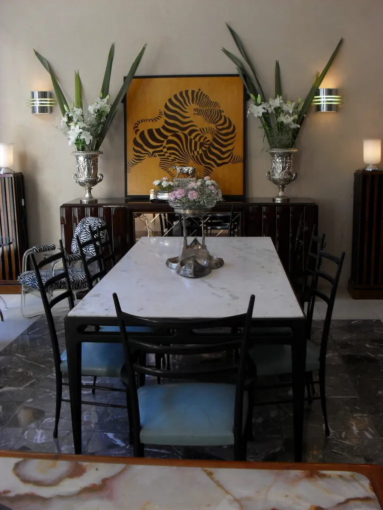 Ancienne paire d'appliques dans un salon élégant avec une table en marbre.