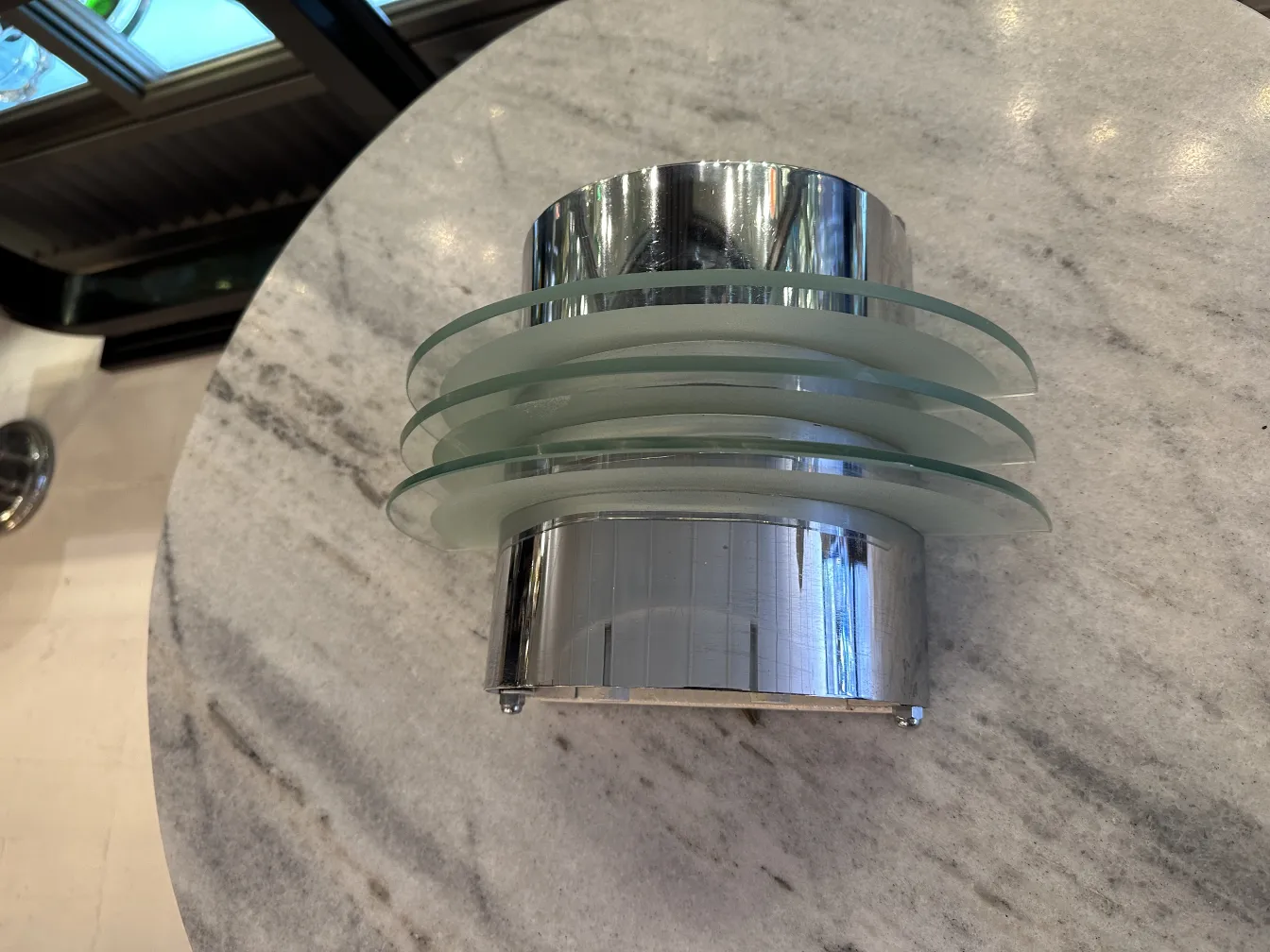 Antica coppia di applique con design elegante, fornisce luce soffusa regolabile, in un ambiente accogliente