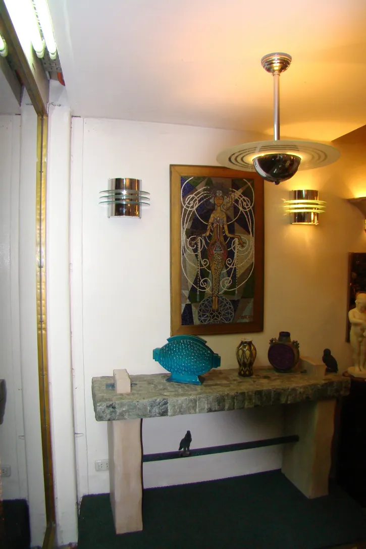 पुरानी धातु की स्कोनस की जोड़ी नरम रोशनी के साथ सफेद दीवार पर