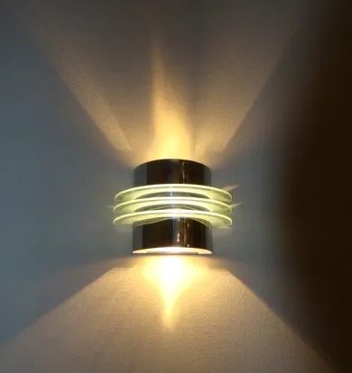 Aplique de pared antiguo con luz cálida y diseño circular