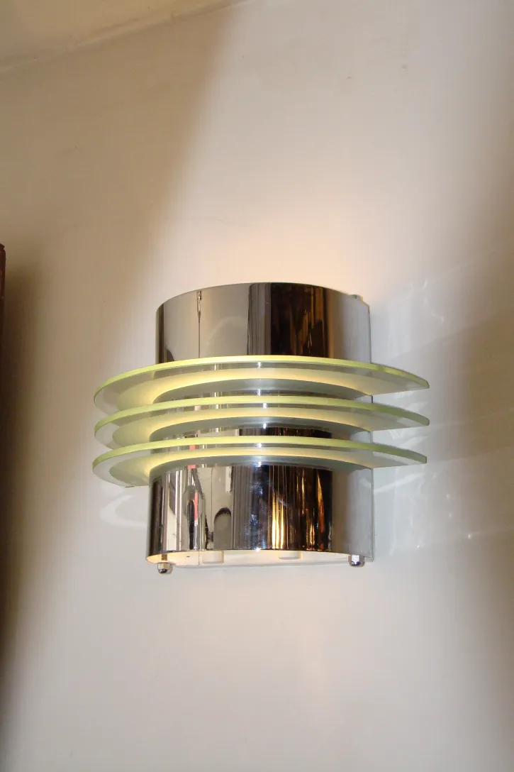 Coppia di applique antiche con design elegante.