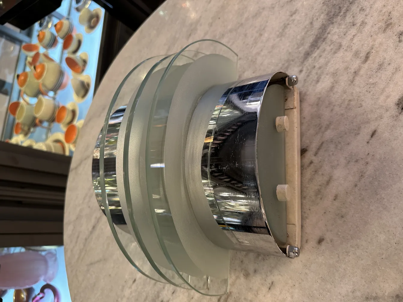 優雅な形のアンティークウォールランプ。