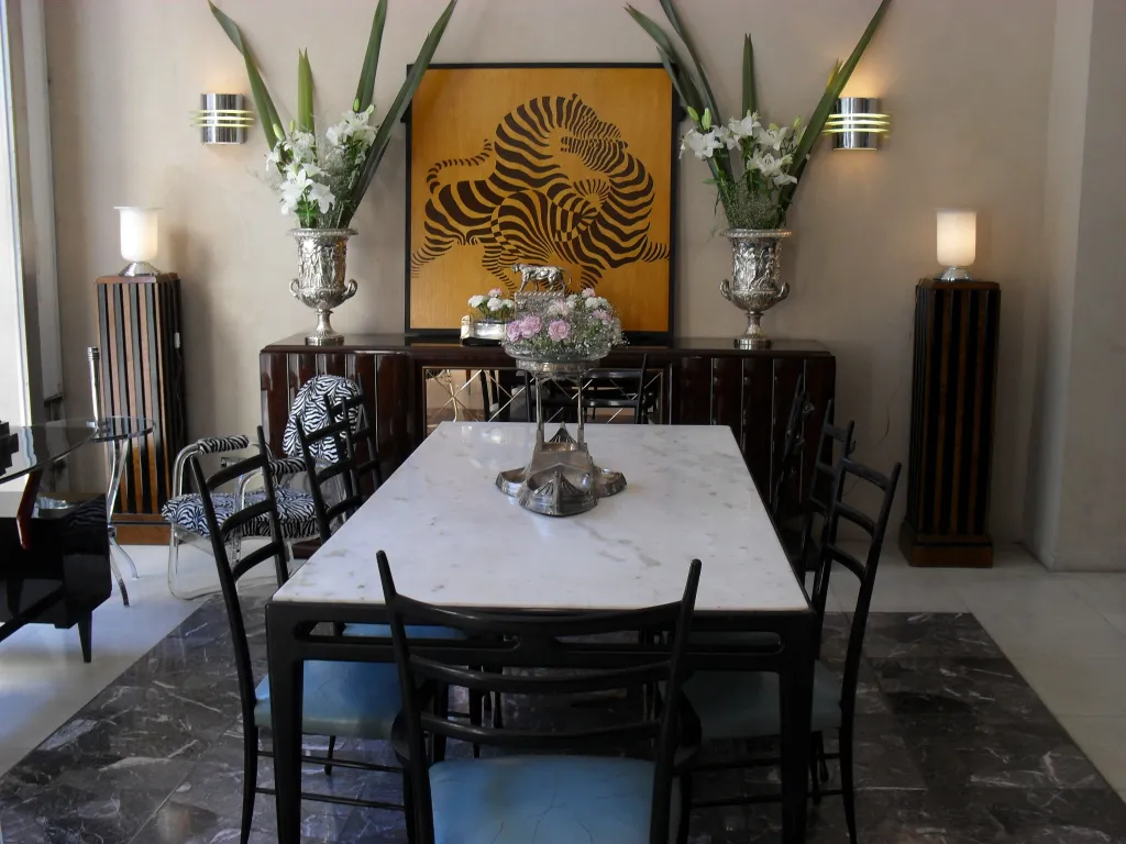 Antiguos apliques decorativos en una sala elegante