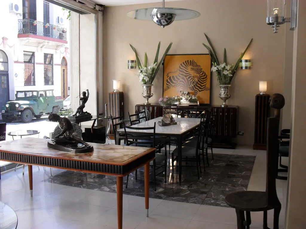 Una coppia di applique antiche che illumina una sala da pranzo elegante