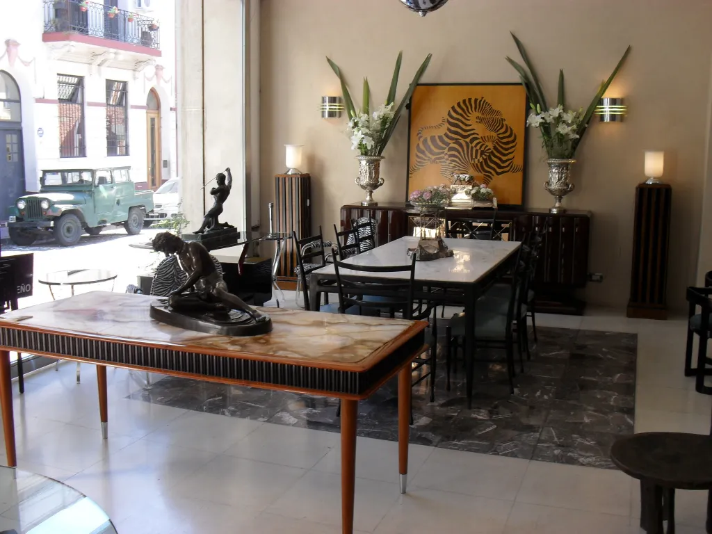 Paire d'appliques anciennes à côté d'une table en marbre dans une pièce décorative