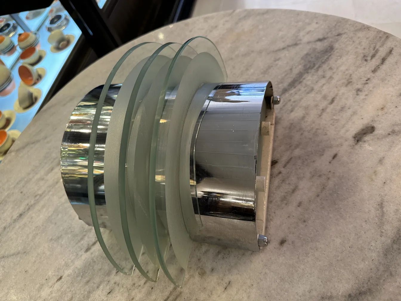 Paar antiker Wandleuchter mit verchromter Oberfläche und Glas.