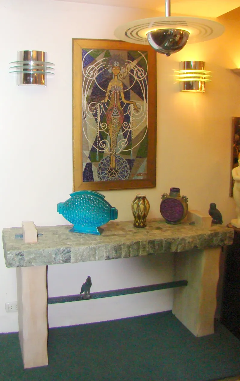 Par de apliques antigos com design elegante e detalhes decorativos.