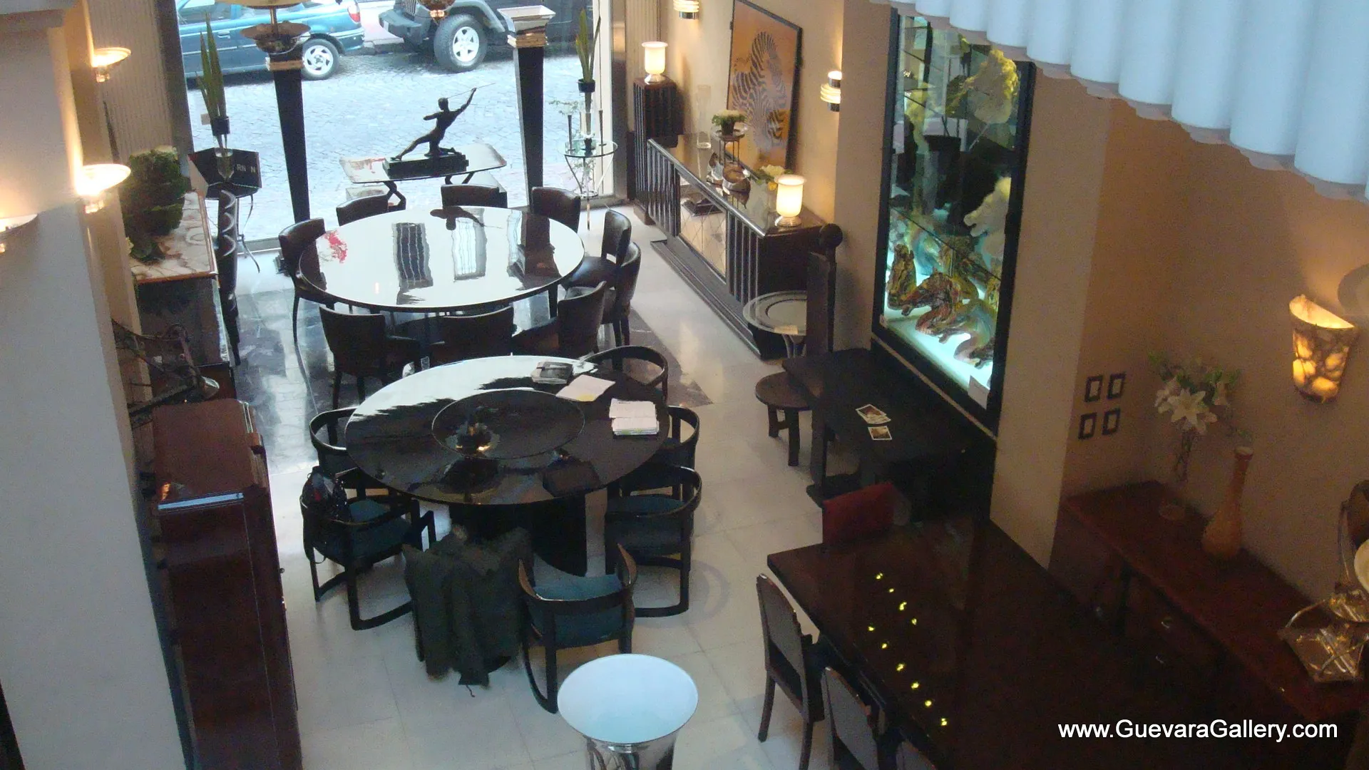 ثنائية سقف عتيقة تضئ غرفة معيشة أنيقة