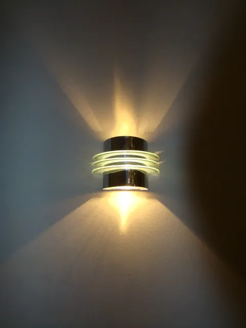 Applique antico con luce calda che crea ombre attraenti