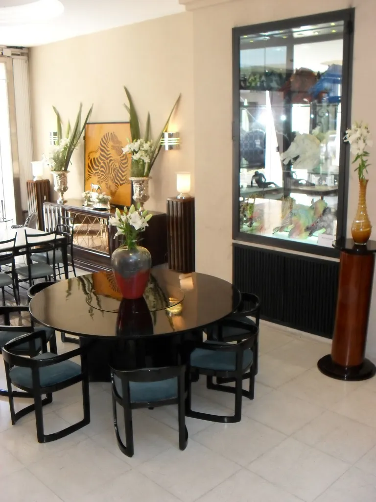 Par de luminárias antigas ao lado de uma elegante mesa de jantar