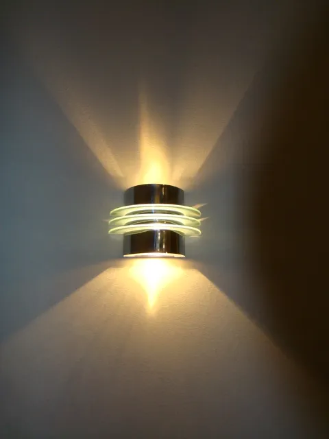 Par de luminárias antigas com luz suave e design moderno