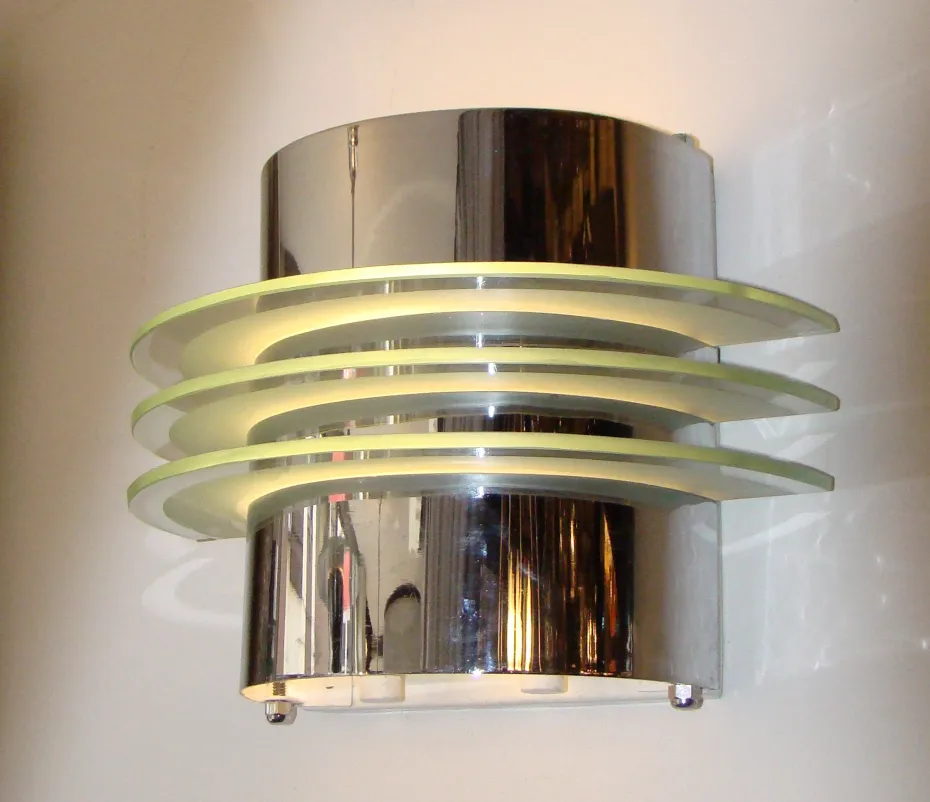 Par de luminárias de parede antigas com design circular moderno