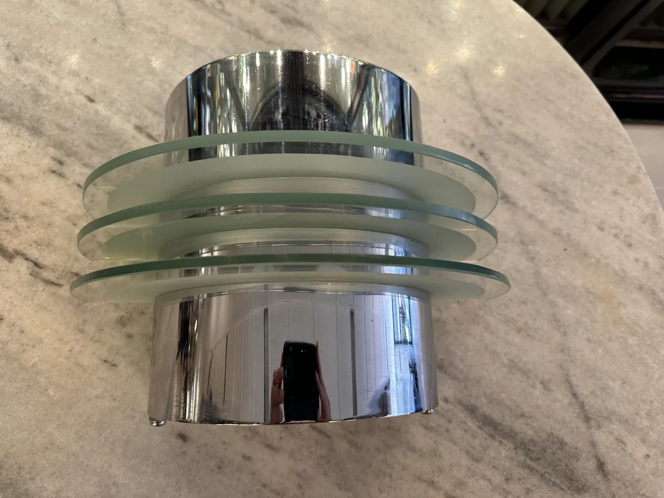 Par de apliques antiguos con detalles en cristal en un fondo claro