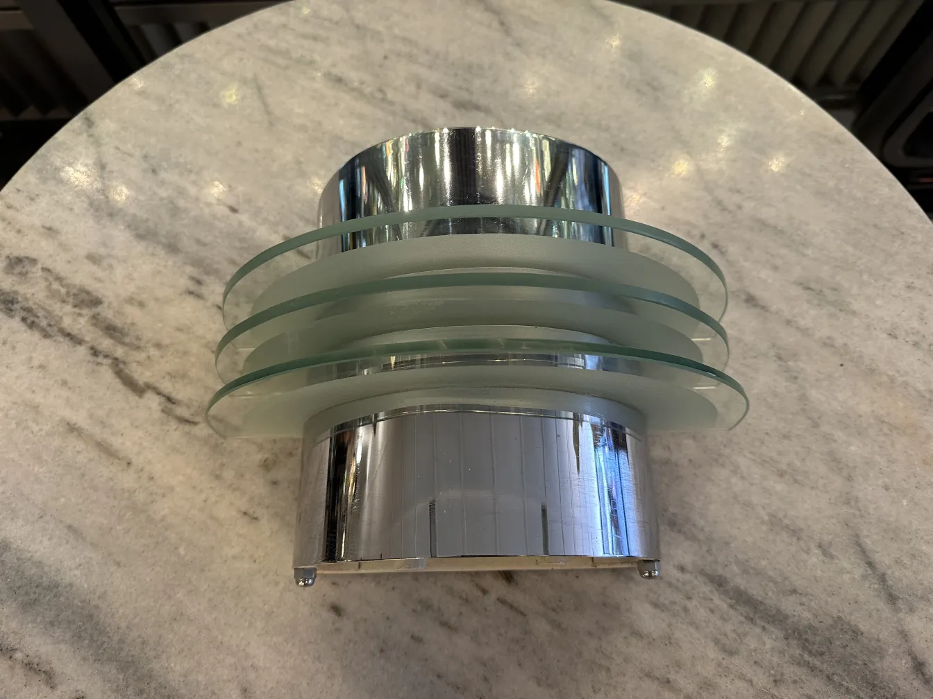 Applique antiche con design moderno su un tavolo.