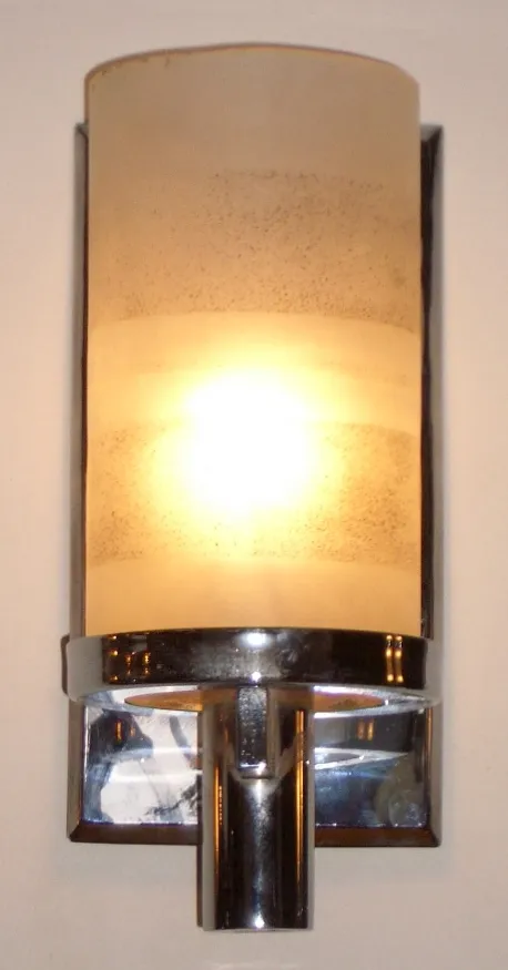 Paire d'appliques anciennes décoratives avec lumière douce et design élégant.