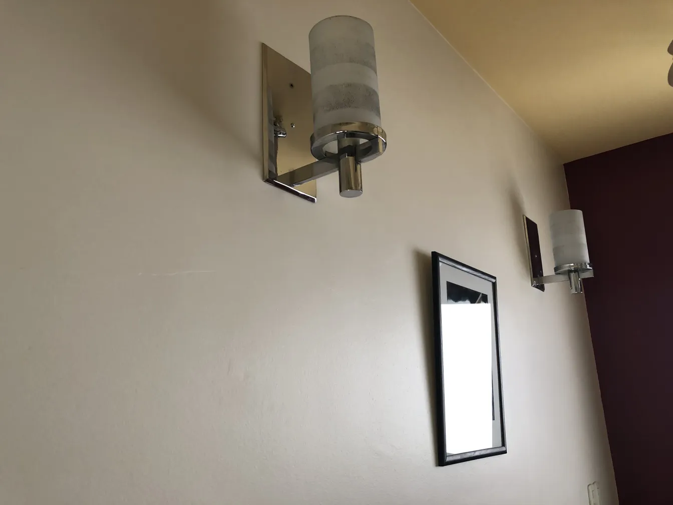 Antica coppia di applique con illuminazione sottile ed elegante.