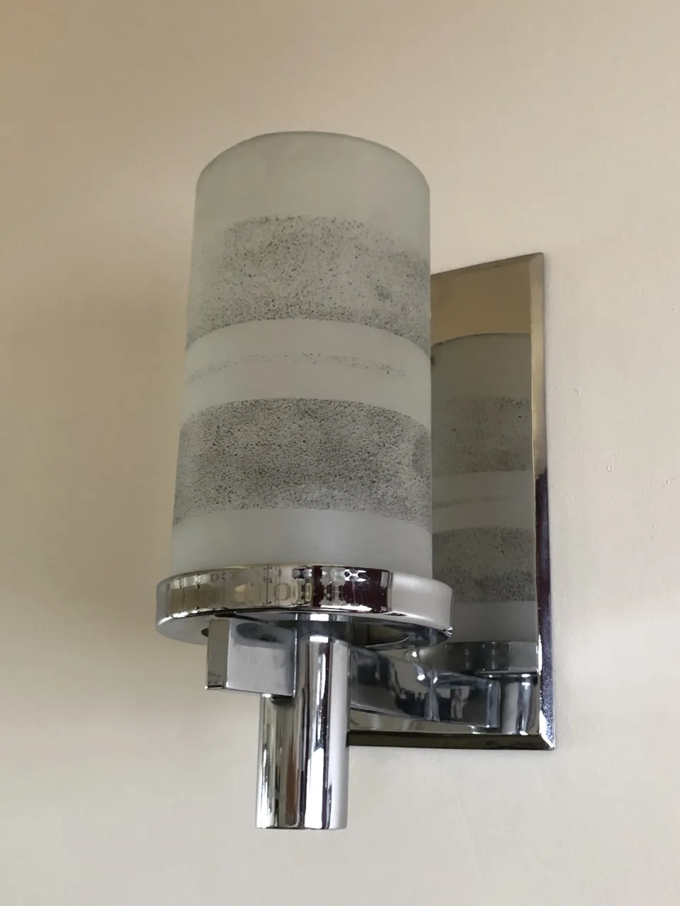 古董一对壁灯，具有散光和闪亮的金属。