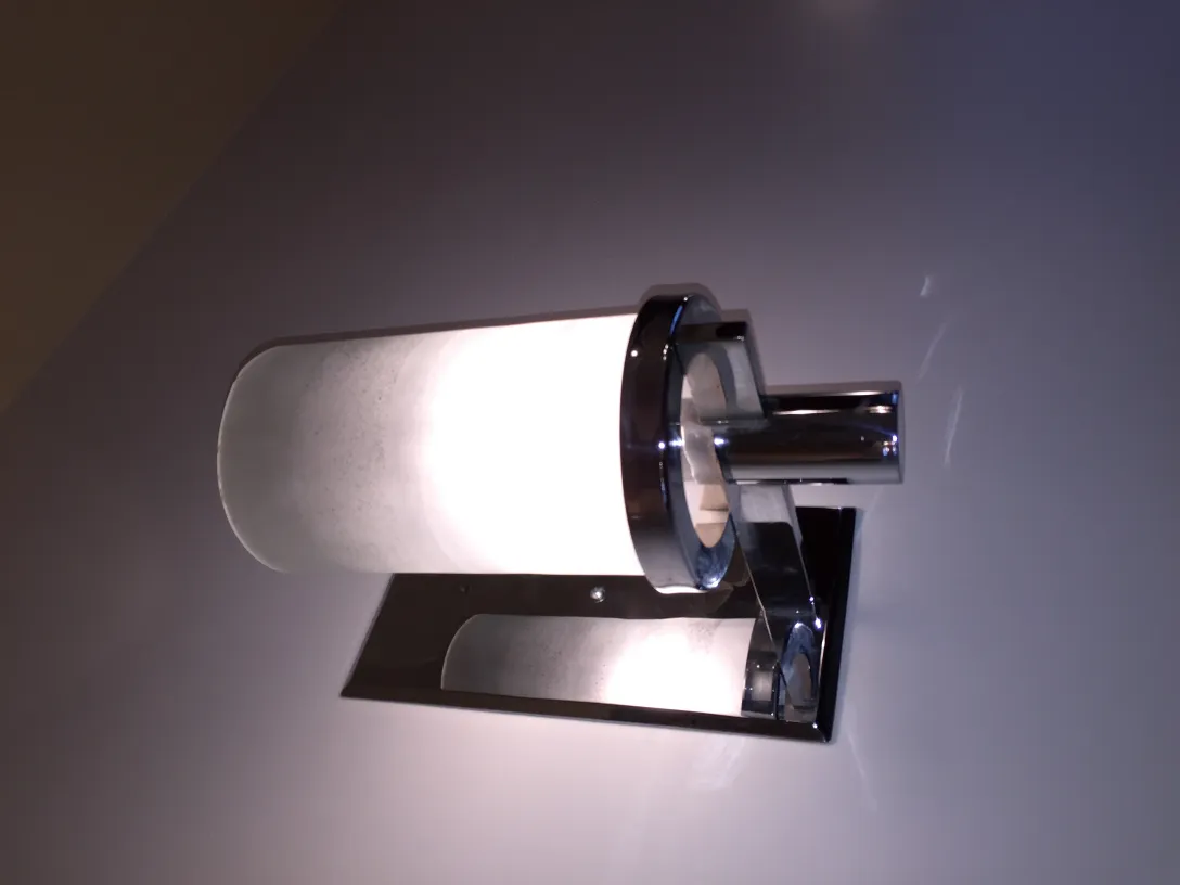 مصابيح جدار قديمة بسيطة، تصميم معاصر، جو أنيق.