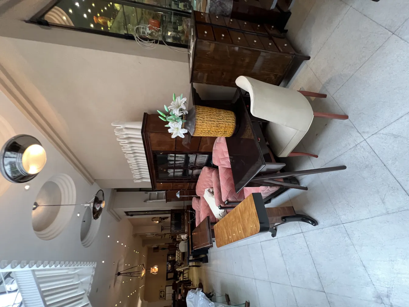 Cerâmica antiga decorativa em um ambiente vintage.