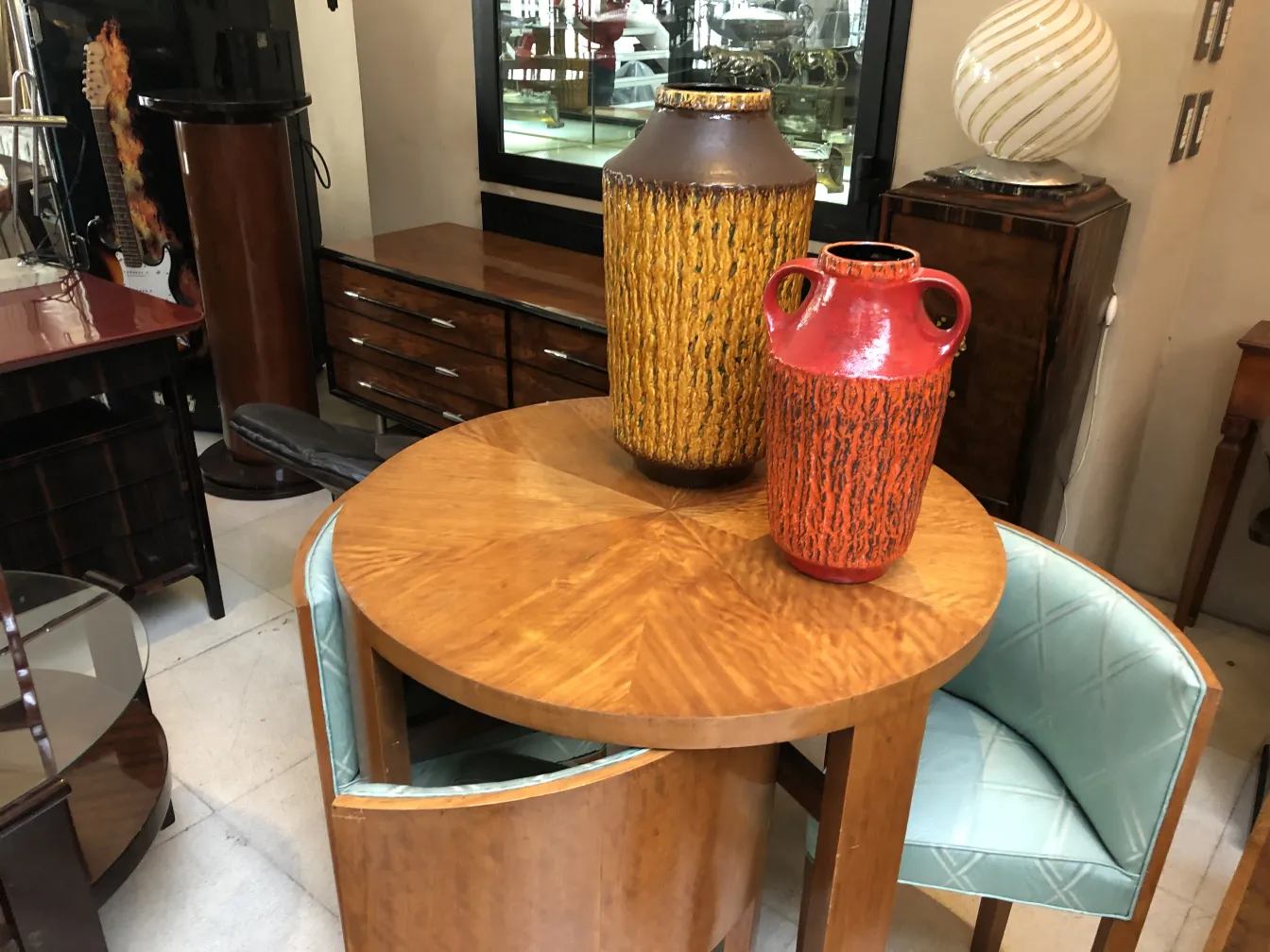 due antichi vasi di ceramica in colori vivaci su un tavolo