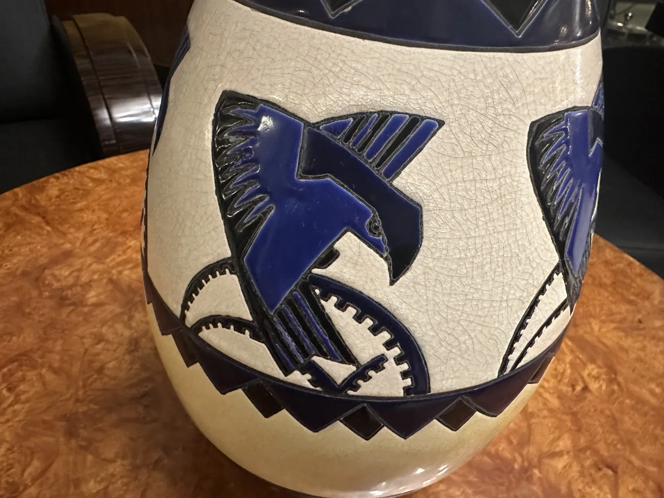 Jarrón antiguo de cerámica con diseño en azul y blanco, Boch Frères Keramis.