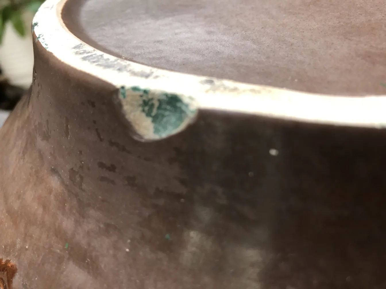 古代陶器は装飾的なディテールと優雅な仕上げです。自然な環境。