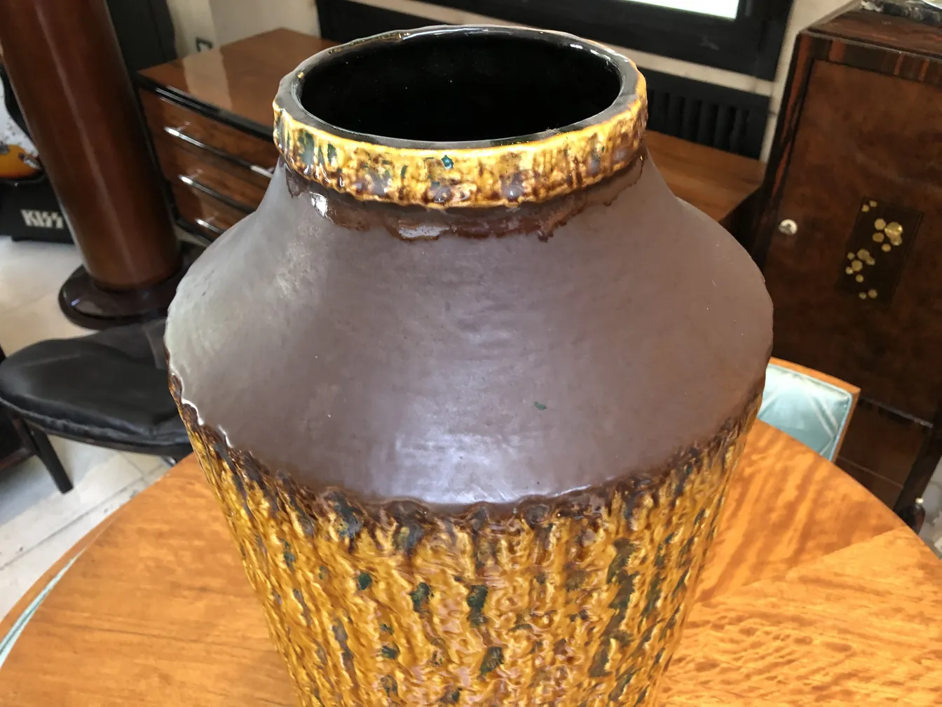 Vase en céramique antique aux tons marron et jaune