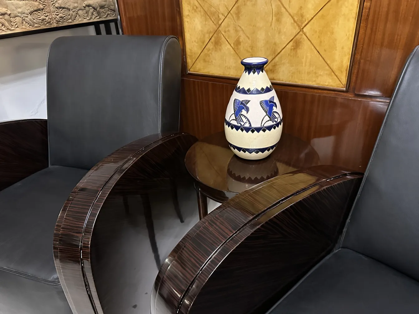 Antike Keramikvase mit blauen Dekorationsmustern, klassischer Stil.