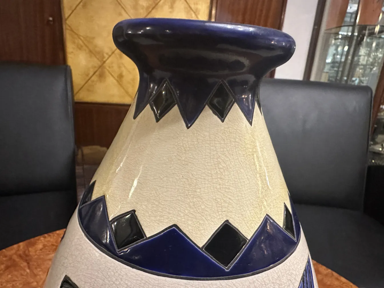 Vaso in ceramica antica con decorazioni blu e nere.