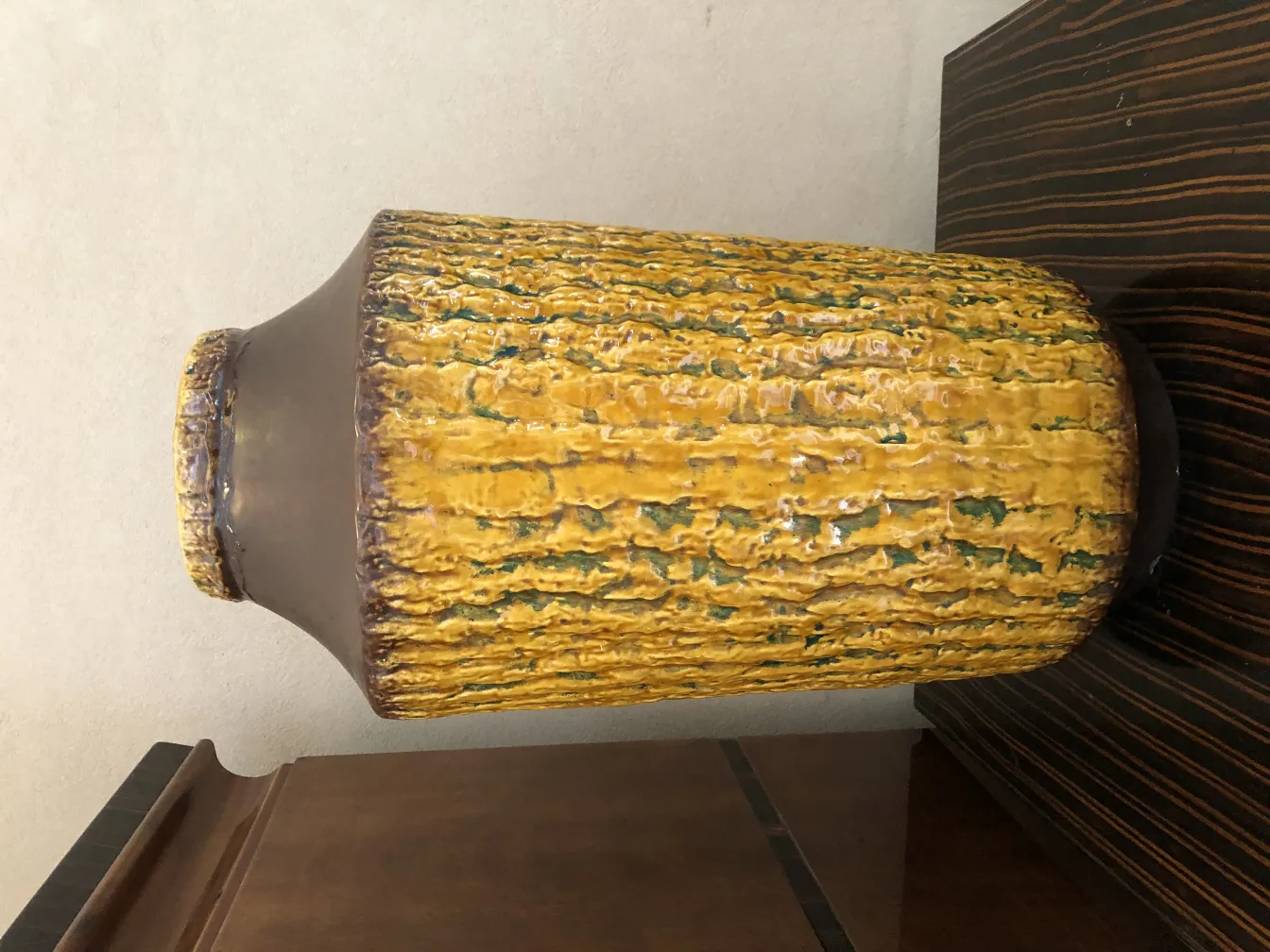 黄色と緑のテクスチャの古い陶器の花瓶。