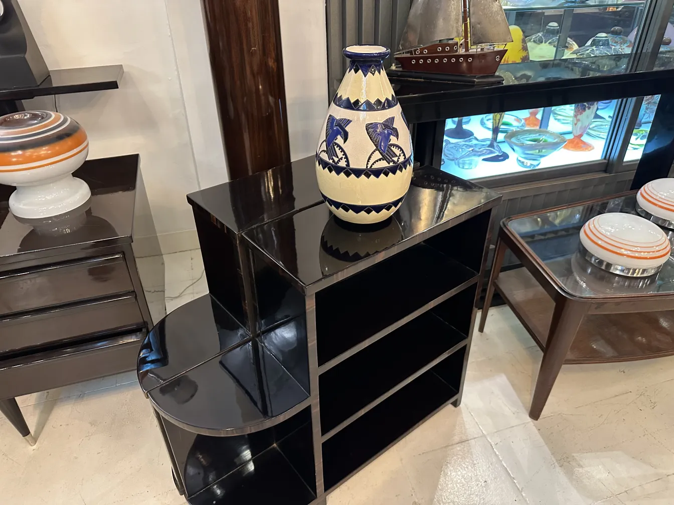 Cerámica antigua con detalles artesanales en un ambiente refinado