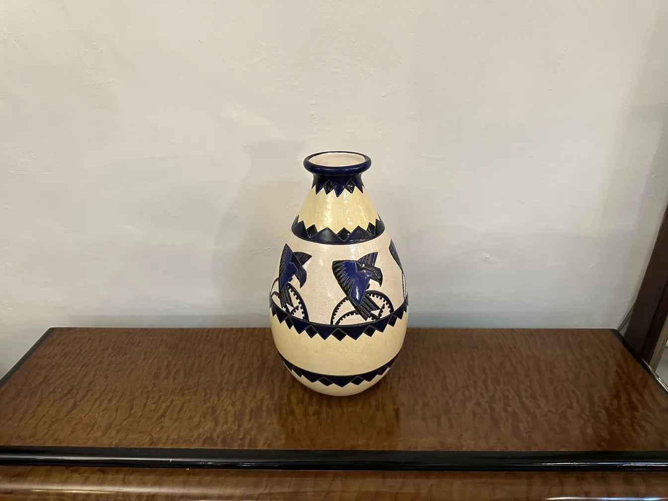 Antica ceramica di Boch Frères Keramis con design blu e beige.