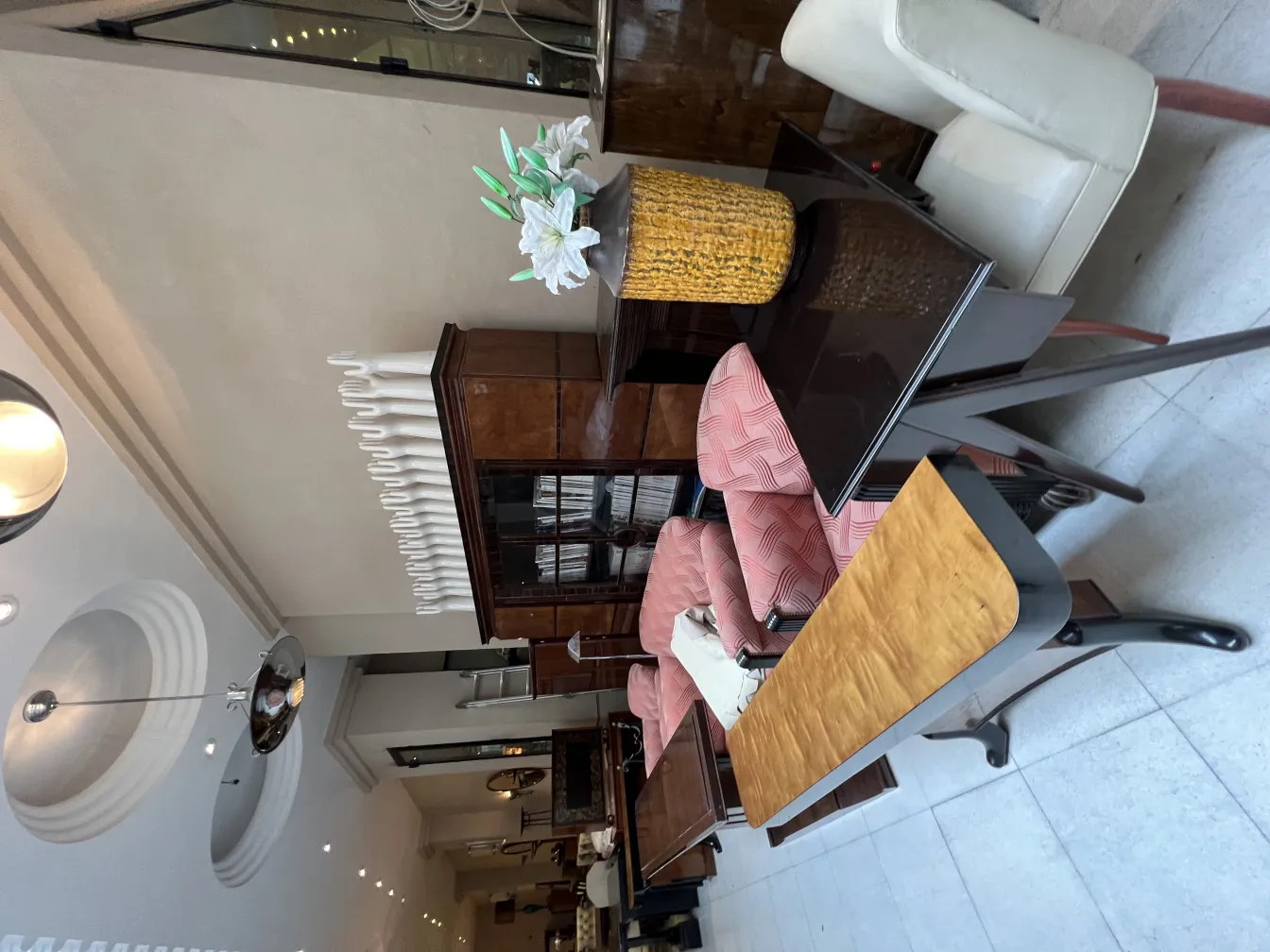 cerámica antigua decorativa en un ambiente elegante