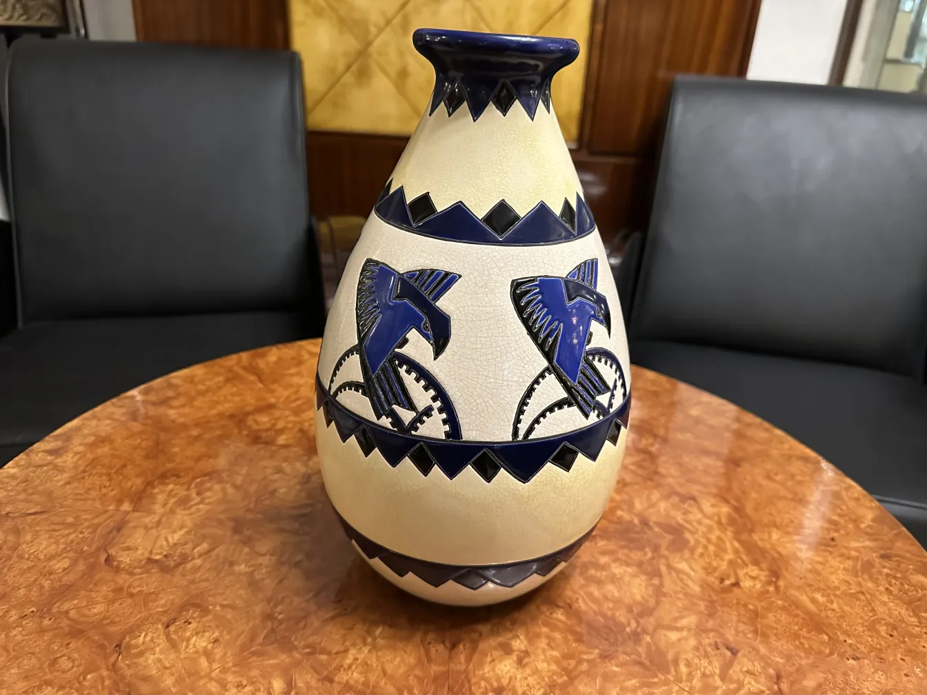 Старинная керамическая ваза с декором из голубых птиц