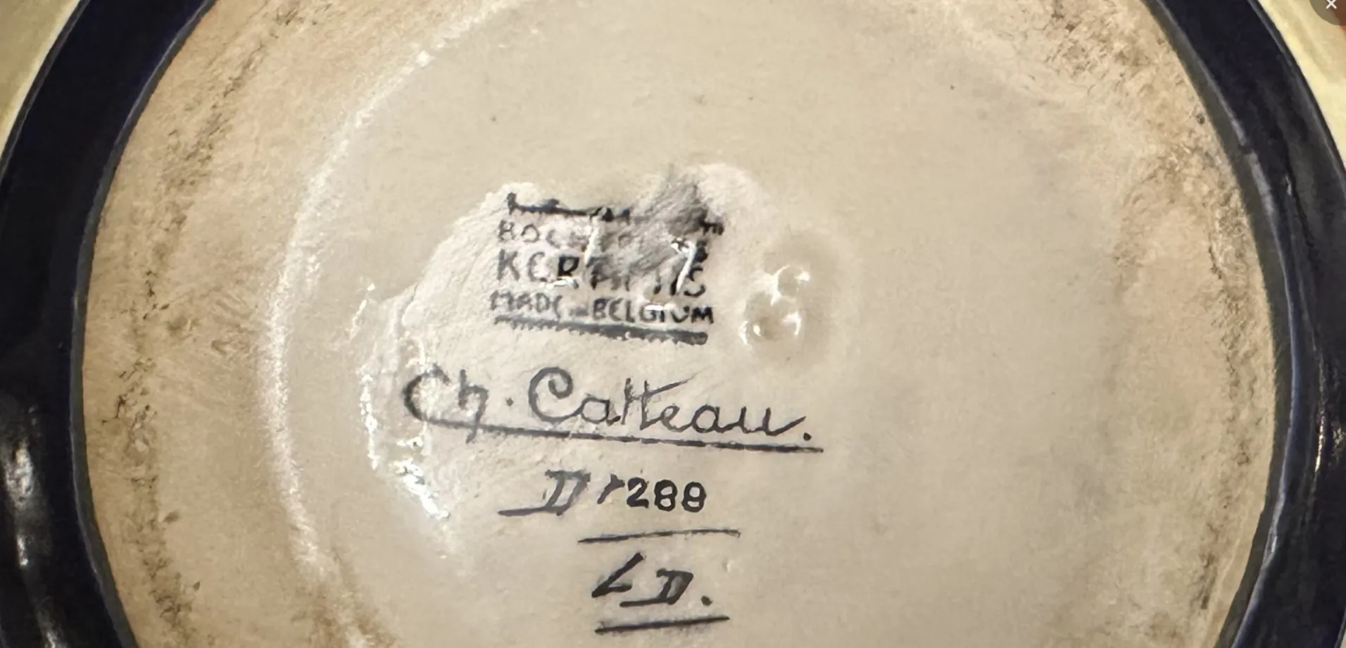 Fundo de cerâmica antiga belga com o detalhe da assinatura Ch. Catteau