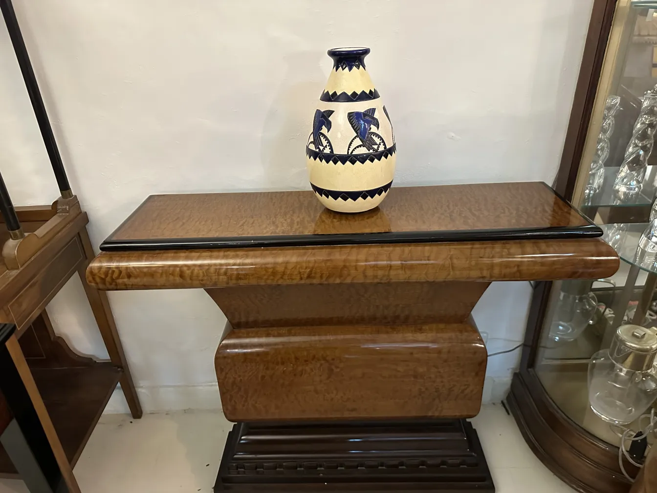 decorativa antigua ceramica con detalles en azul y amarillo