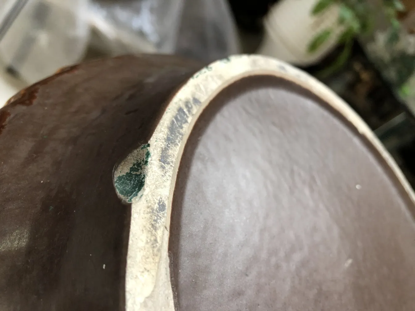 Borda de cerâmica antiga com detalhes únicos e cor marron