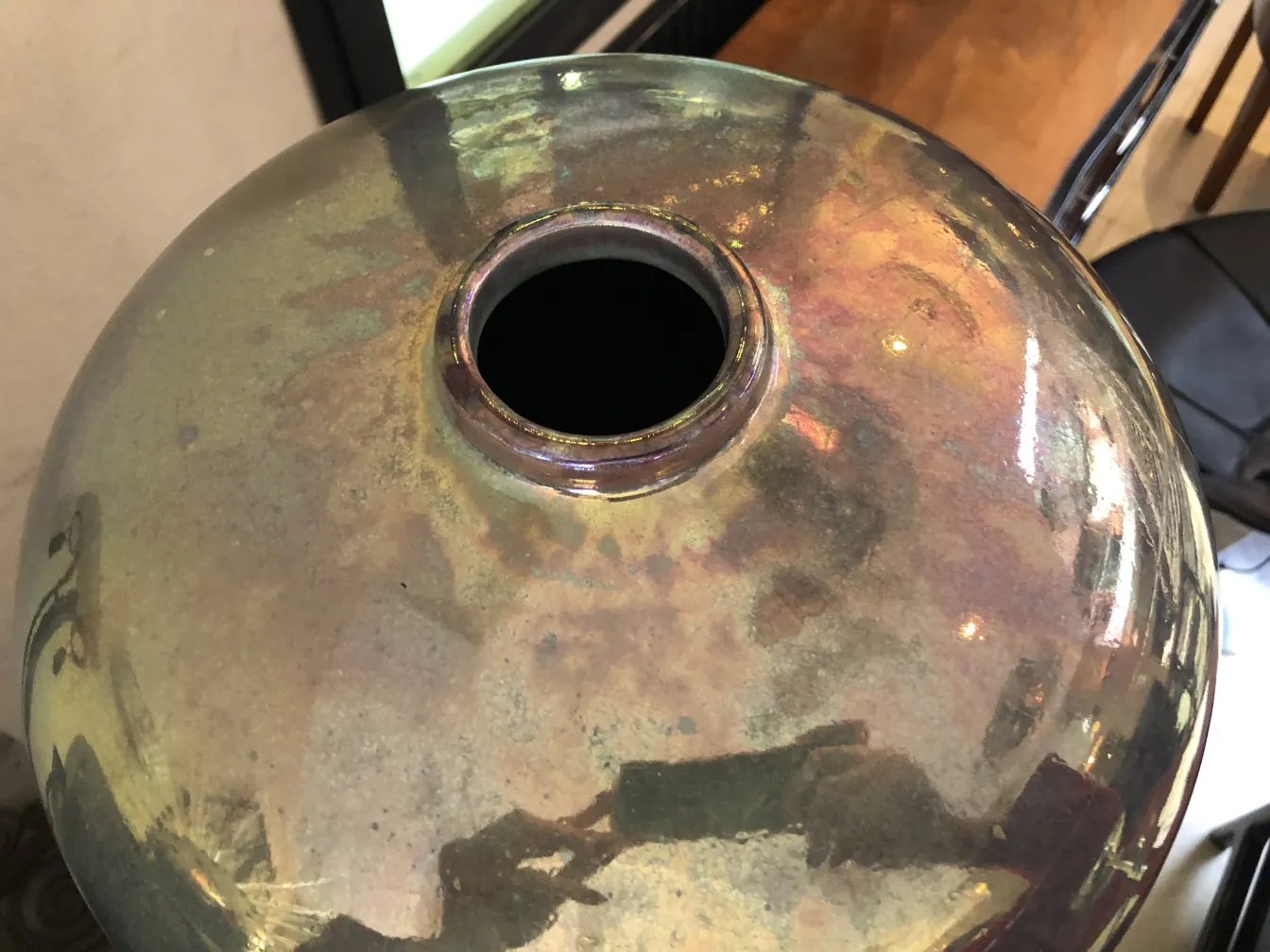 Vue du dessus d'une céramique ancienne aux couleurs brillantes