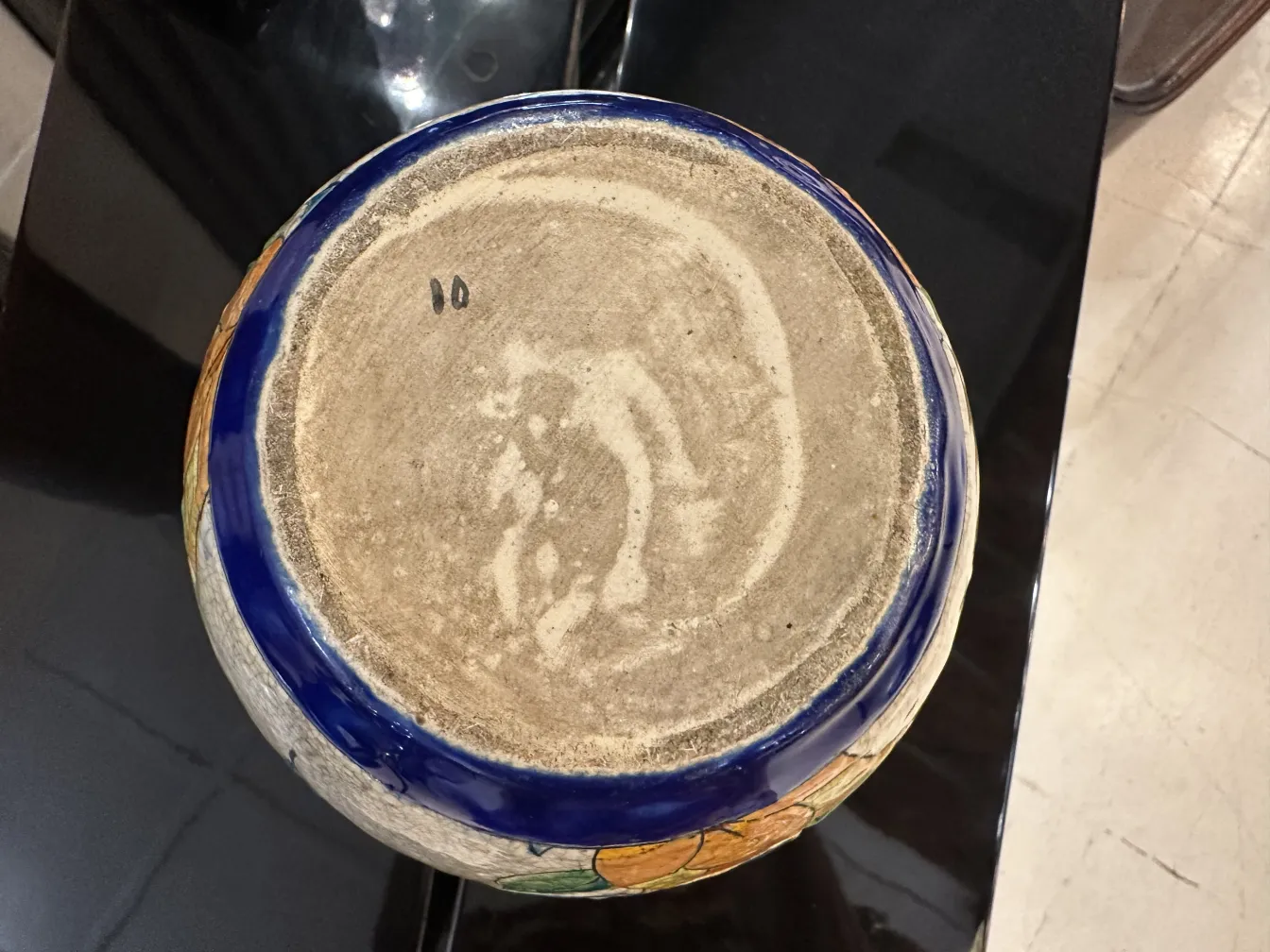 Draufsicht einer alten Keramik mit bunten Mustern.