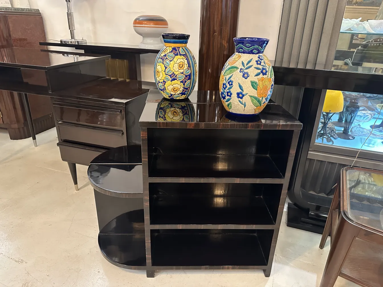 Vasos de cerâmica antiga em um móvel moderno e decorativo.