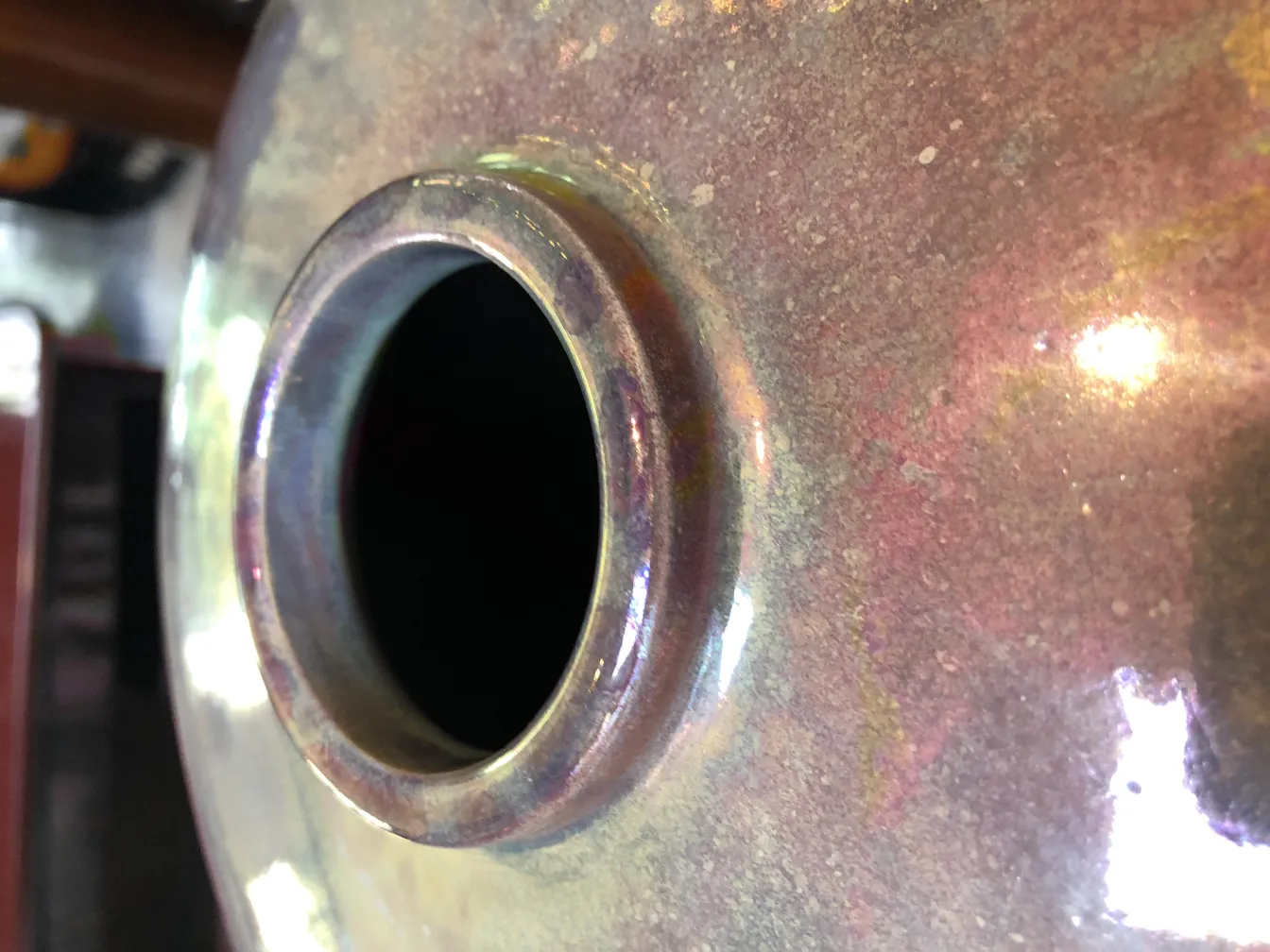 Ceramica antica con una finitura colorata e lucida.