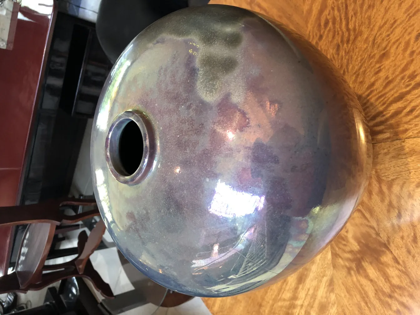 Sfera di ceramica antica lucida in un ambiente caldo