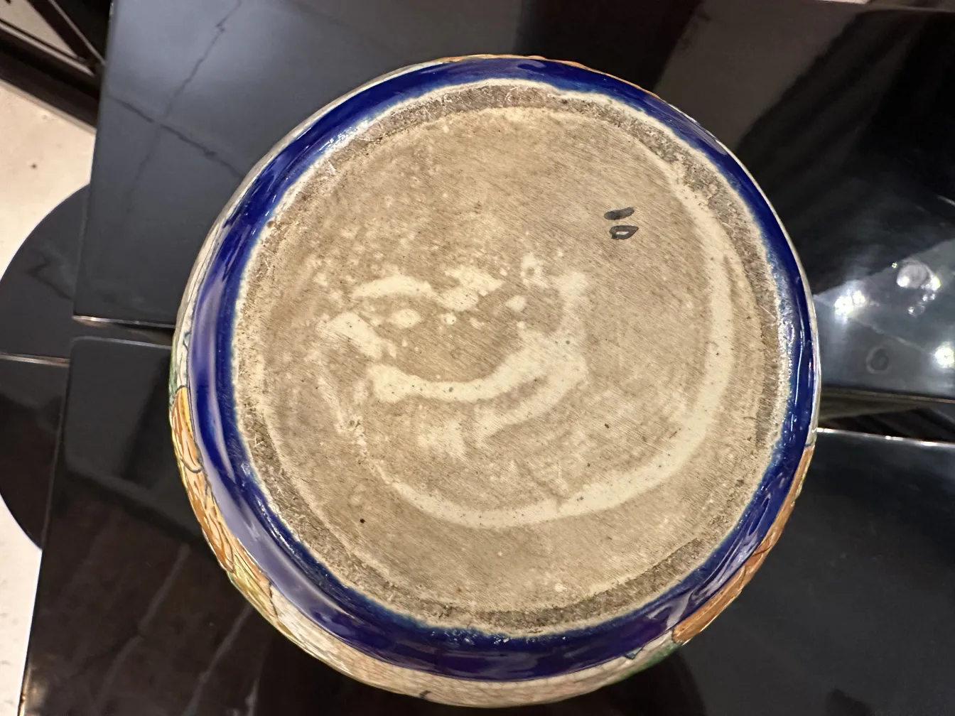 Dekoratives antikes Keramik-Gehäuse mit buntem blauen Rand