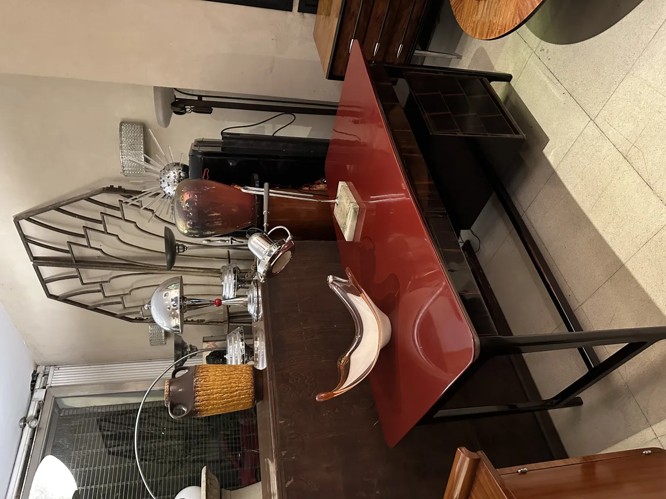 Antiga cerâmica decorativa em um ambiente elegante com detalhes únicos.