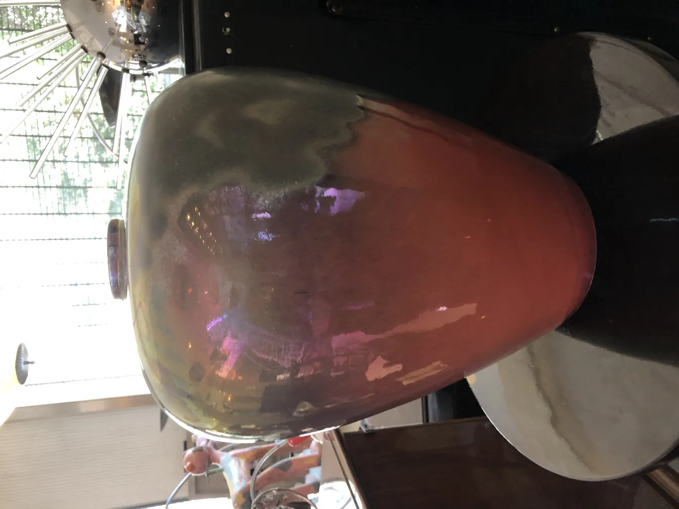 Antigua cerámica de color rosado con brillo sutil