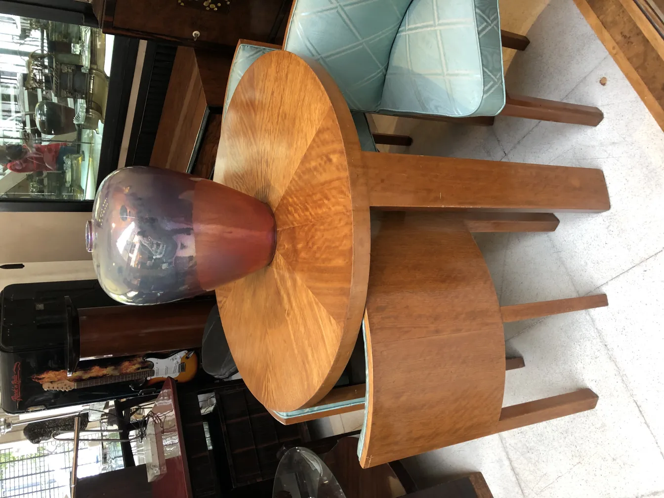 Vaso decorativo in ceramica antica su tavolo di legno