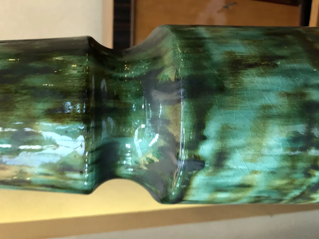 古老亮绿色陶瓷的特写，细节清晰可见。