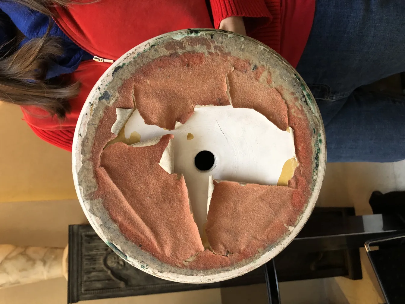 装飾的な陶器の古い底面、色の詳細があります